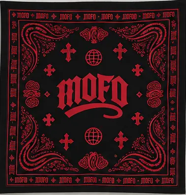 Bandana MOFO nera con stampa rossa: paisley, croci, globi e logo MOFO al centro