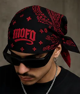 Bandana MOFO nera indossata come durag