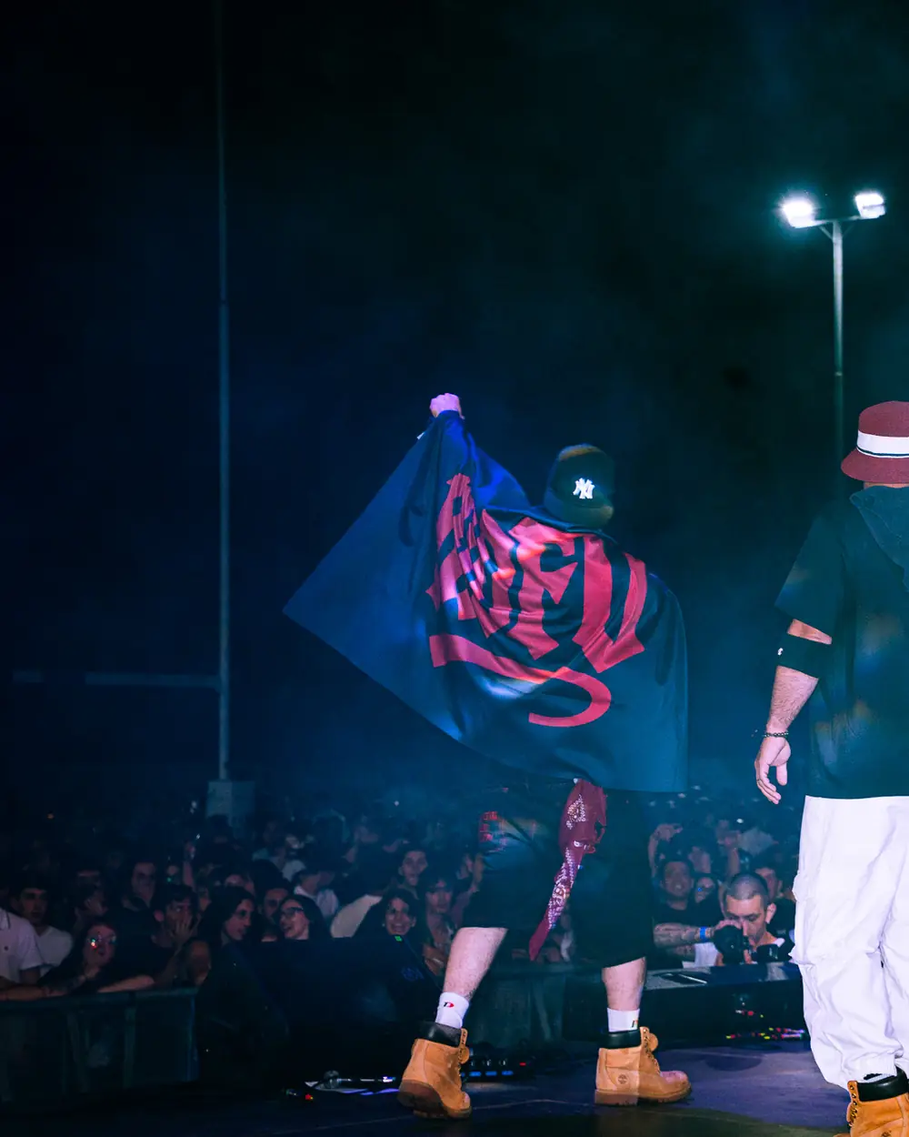 Live dei MOFOS: sul palco sventola la bandiera rossa con il logo MOFO davanti al pubblico