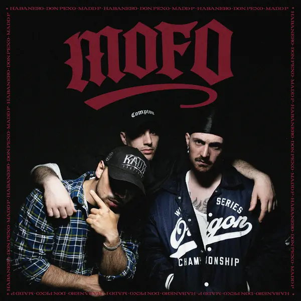 Copertina di MOFO: i tre MOFOS su sfondo nero, logo rosso e i loro nomi lungo il bordo