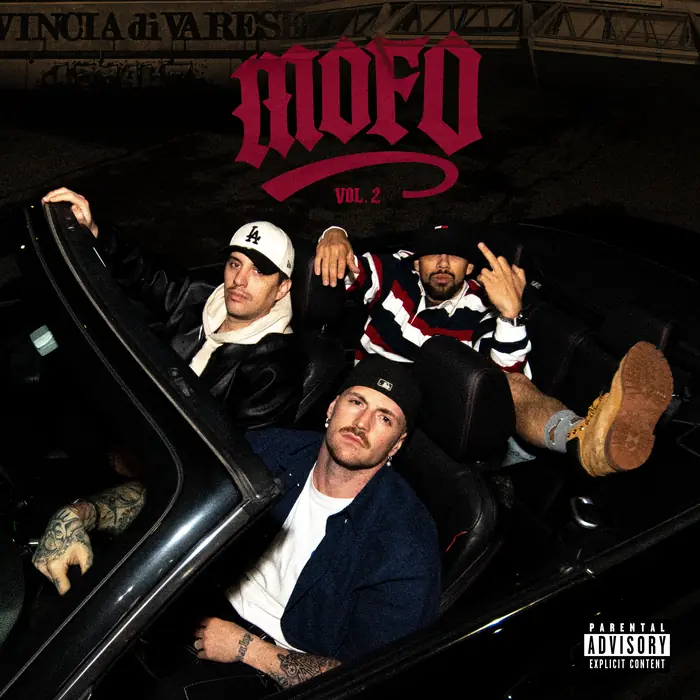 Copertina di MOFO Vol. 2: i tre MOFOS in cabrio sotto il logo rosso